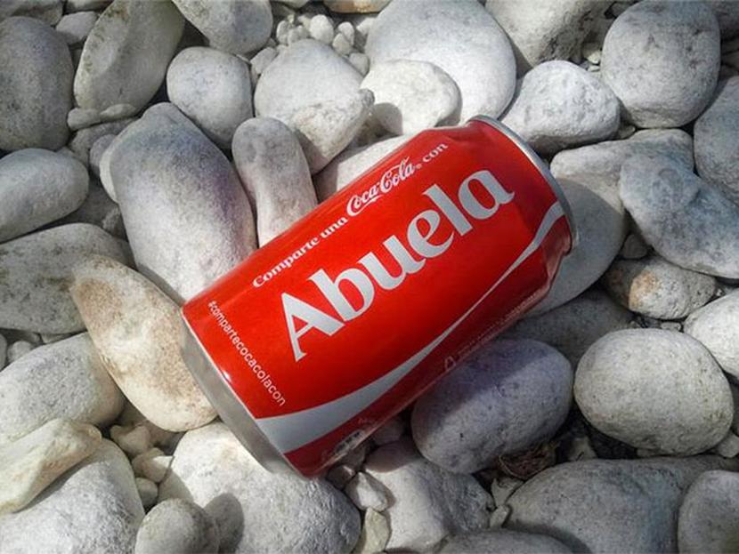 En los centros personalizados los usuarios podrán teclear el nombre que deseen en sus latas de Coca-Cola regular de 355 mililitros, totalmente gratis. Foto: Especial