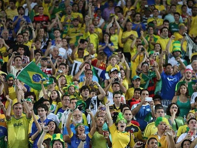 Ahora las banderas y las camisetas de futbol han desaparecido de las tiendas brasileñas. Foto: Especial