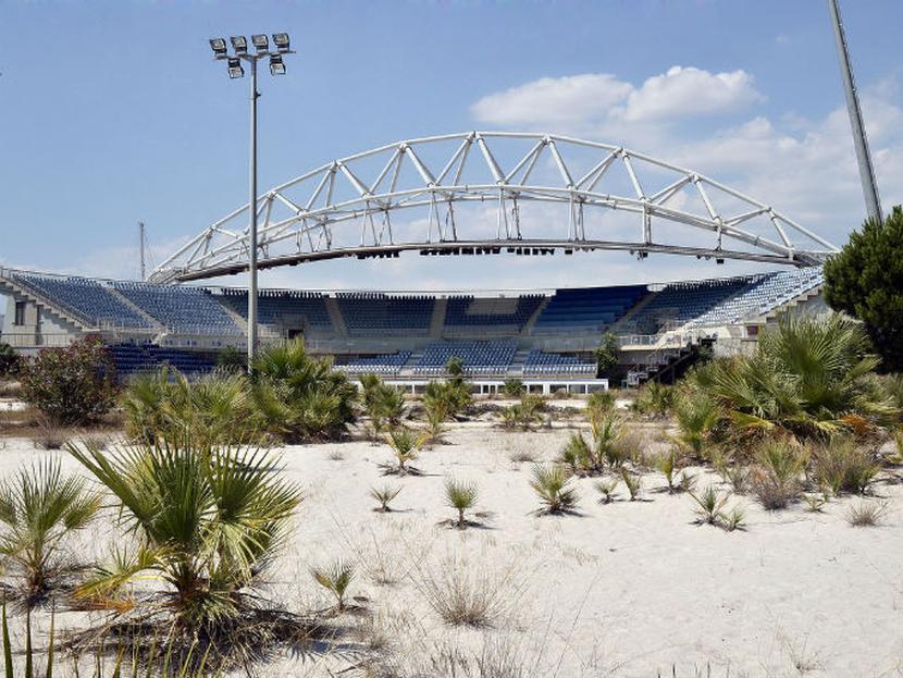 El estadio abandonado que alojó las competencias de voleibol de playa en el complejo olímpico Faliro en Atenas. Foto: Reuters