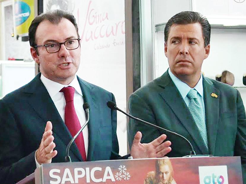 Luis Videgaray Caso, (Izq.)secretario de Hacienda, dijo que México debe abrirse al comercio internacional. Foto: Especial