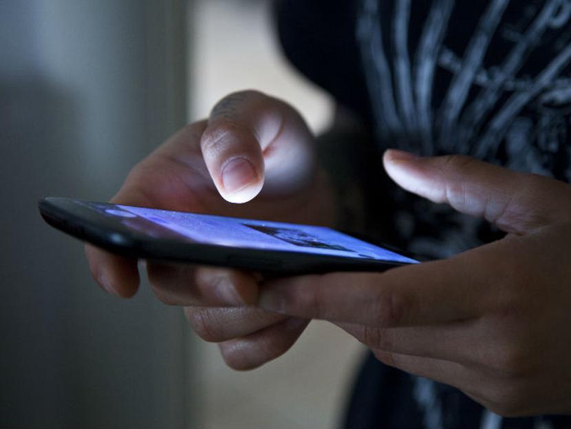 La exposición a la luz azul que emiten las pantallas de los smartphones causa estragos en la salud. Foto: ThinkStock.