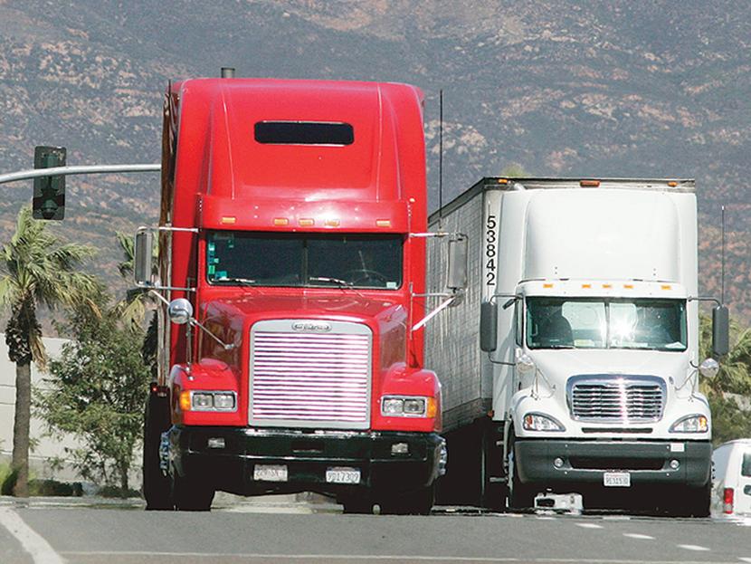 La NOM-012 busca regular pesos y dimensiones de los camiones de carga y pasajeros que circulen por las autopistas del país. Foto: AFP 