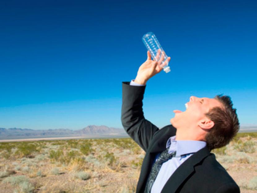 Conoce algunos de los síntomas más importantes que indican que debes beber más agua. Foto: Getty 