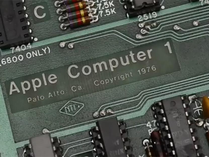 Se estima que la Apple 1 diseñada por Steve Wozniak se venderá por entre 300,000 y 500,000 dólares. Foto: Especial 