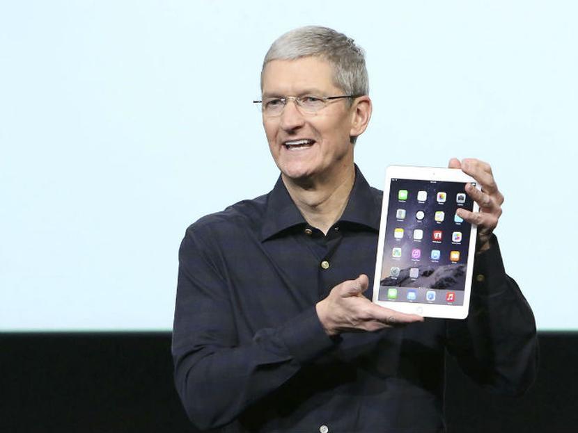 Tim Cook presentó la iPad Air 2, la tablet más delgada del mundo con un grosor de 6.1 milímetros. Foto: Reuters
