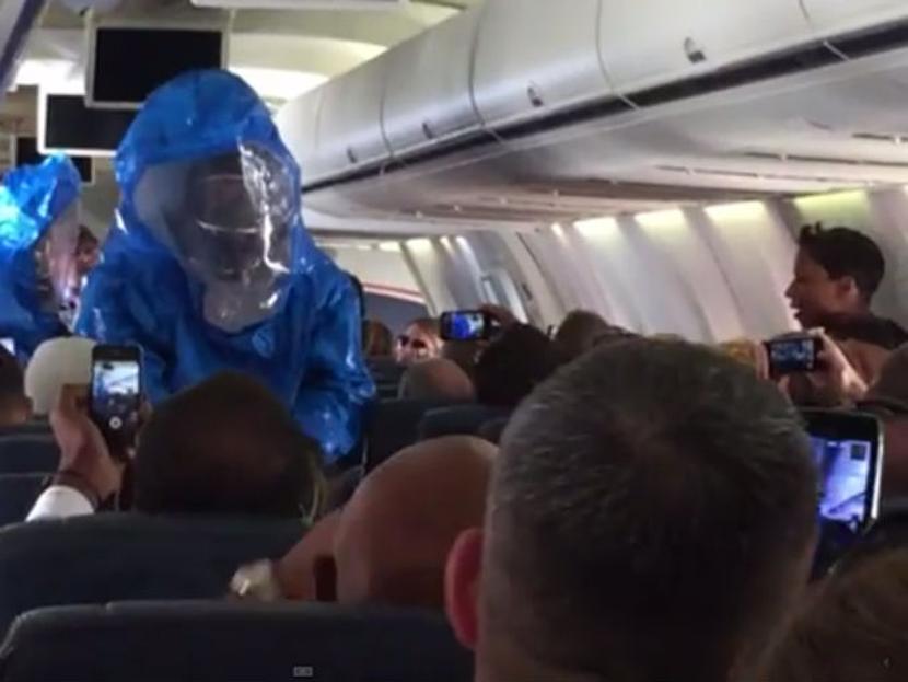 El pasajero, de acuerdo con la tripulación, estuvo tosiendo durante todo el vuelo. Foto: YouTube