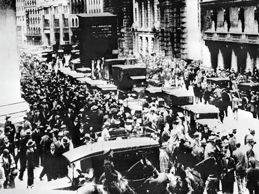 Cientos de personas se arremolinan a fuera de la Bolsa de Valores de Nueva York en esta imagen del 29 de octubre de 1929, cuando  33 millones de acciones fueron ofertadas sin que nadie quisiera comprarlas, generando quiebras y suicidios en unas cuantas horas. Foto: AFP