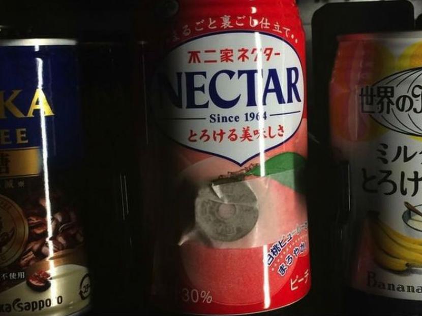 Hay una fotografía que ha dado varias vueltas por redes sociales, en la imagen se observa que hay una moneda de cinco yenes pegada a una botella de néctar de durazno. Foto: Especial.