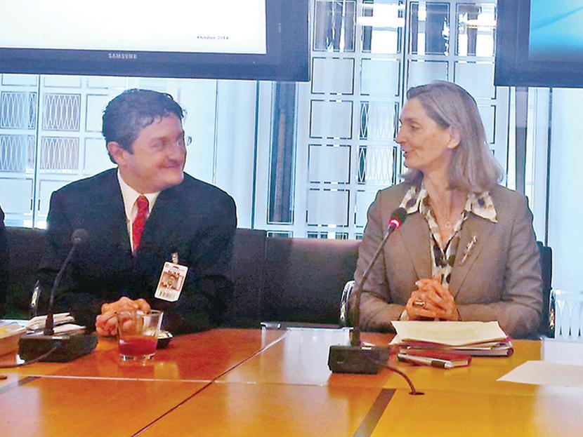 Virgilio Andrade, titular de la Cofemer, y Cecile Fruman, líder del Programa de Comercio y Competitividad del Banco Mundial. Foto: Especial
