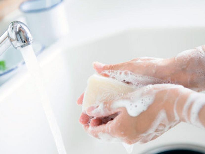 El simple hecho de lavarse las manos con agua y jabón puede salvar vidas. Foto: Getty