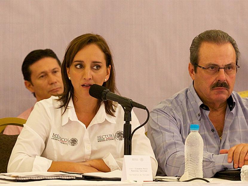 La secretaria de Turismo, Claudia Ruiz Massieu dio a conocer que el monto preliminar de las afectaciones que dejó el huracán 'Odile' a su paso por la entidad asciende a siete mil 870 millones de pesos. Foto: Presidencia