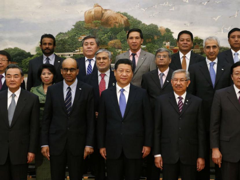 Veintiún ministros de Finanzas de la región, entre ellos los de China, India, Malasia y Tailandia, firmaron en la capital pequinesa el acuerdo que da comienzo formal al AIIB. Foto: Reuters