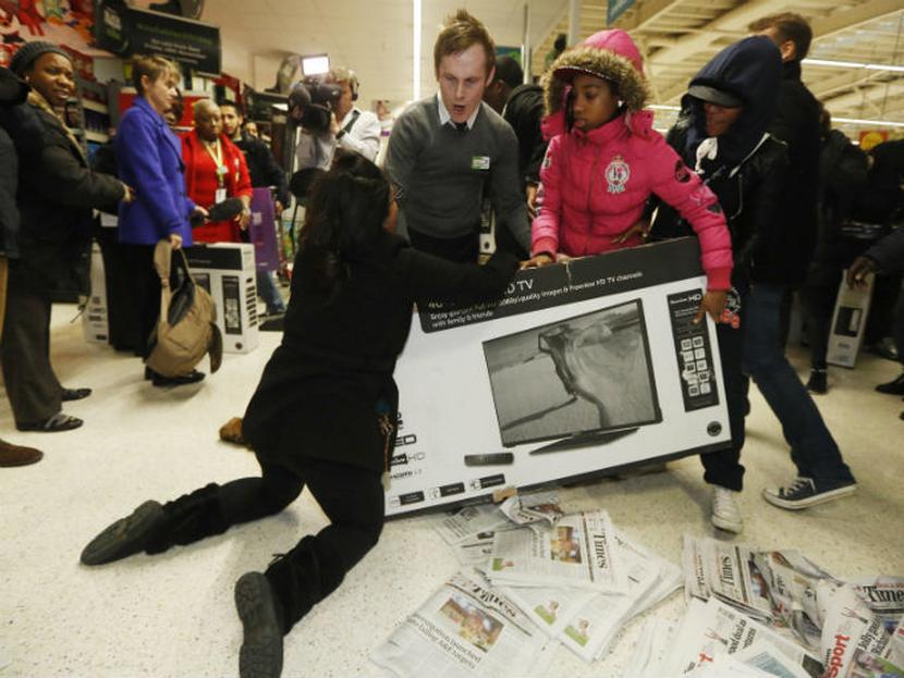 El espíritu consumidor del Black Friday se apoderó de Londres, al parecer, con mayor fuerza que en Estados Unidos. Foto: Reuters