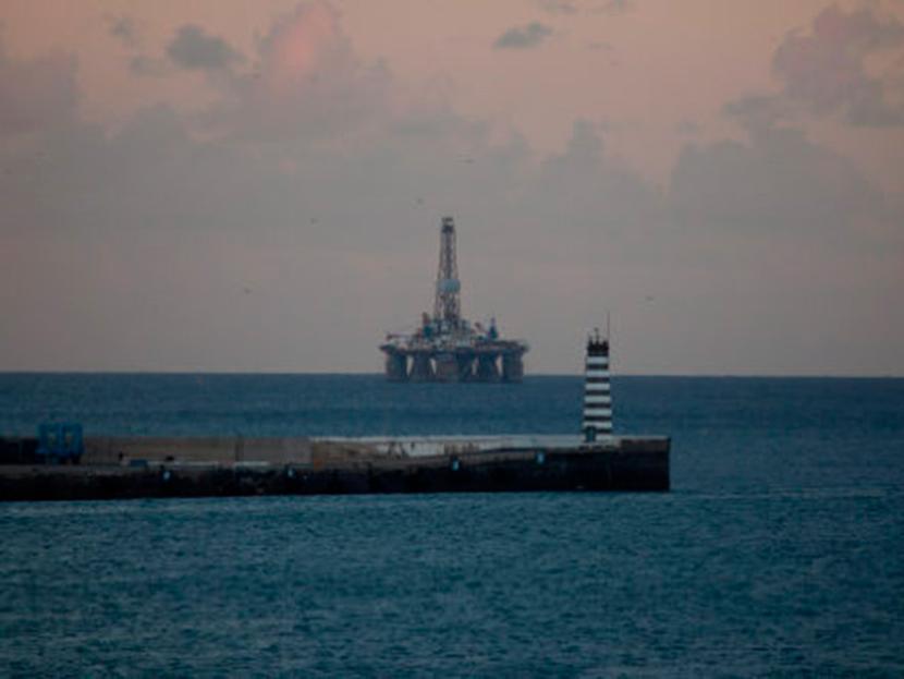 El petróleo Brent cerró con una baja de 58 centavos, a 77.75 dólares por barril. Foto: Getty