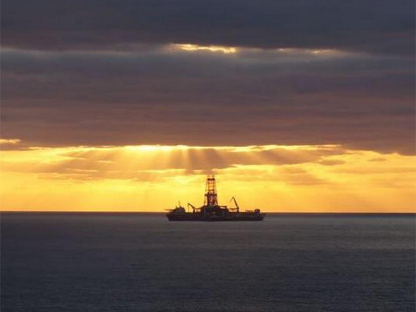 El referencial del Mar del Norte, el crudo Brent bajó 30 centavos para venderse en 77.79 dólares. Foto: Getty