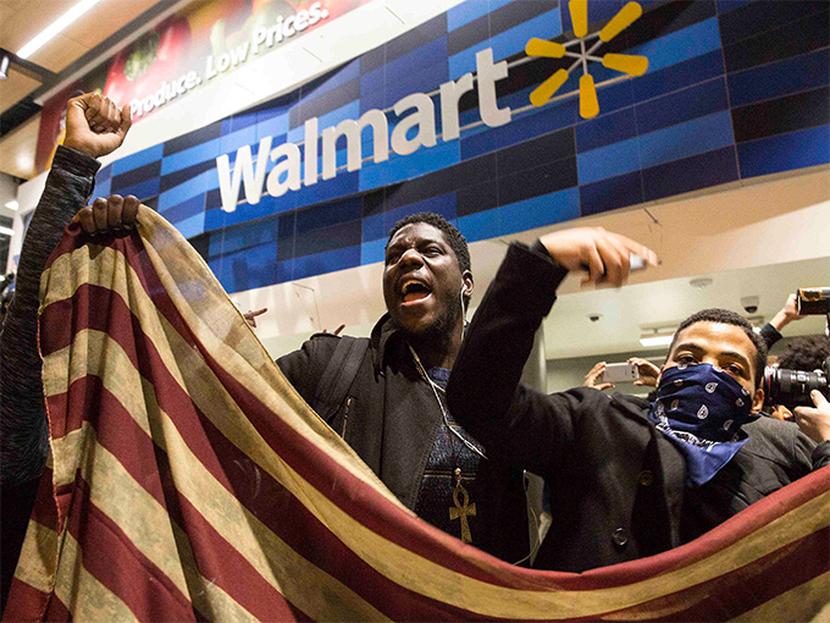 La movilización este viernes se dará al tiempo que un creciente numero de estadunidenses y trabajadores de Walmart presionan a la compañía para realizar cambios significativos en sus condiciones laborales. Foto: AP