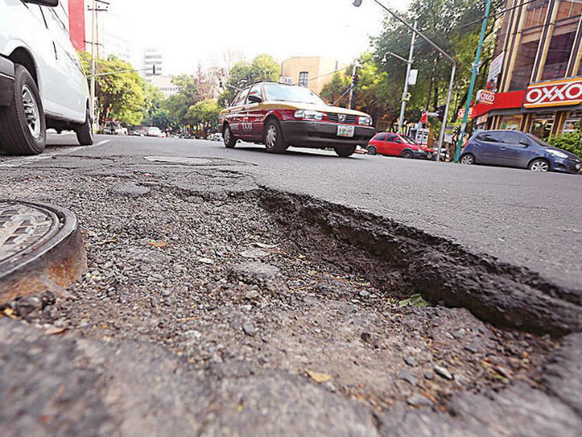 Al año se pierden alrededor de 34,000 millones de pesos entre accidentes, reparaciones y pago de daños por la deficiencia en la movilidad sólo en la Ciudad de México. Foto: Mateo Reyes y David Solís