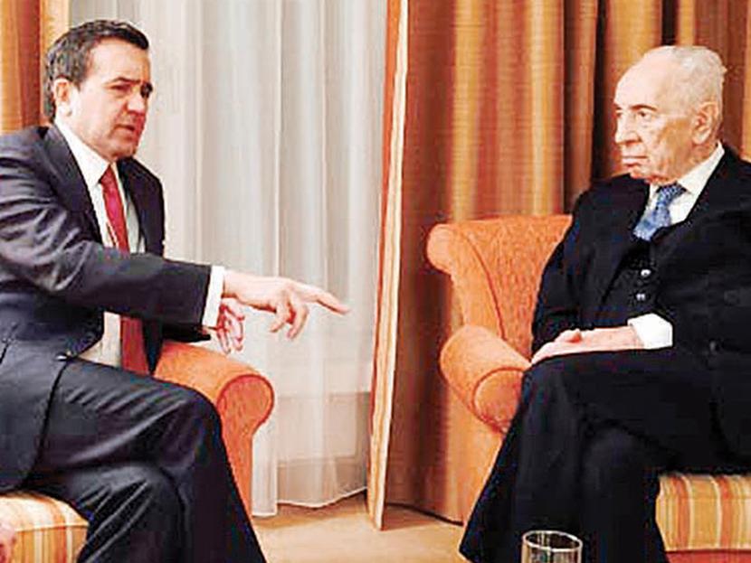 El secretario de Economía, Ildefonso Guajardo Villarreal, y Shimon Peres, expresidente de Israel, se reunieron en Davos y trataron la importancia de impulsar y reforzar la cooperación en materia de innovación. Foto: Cortesía Secretaría de Economía