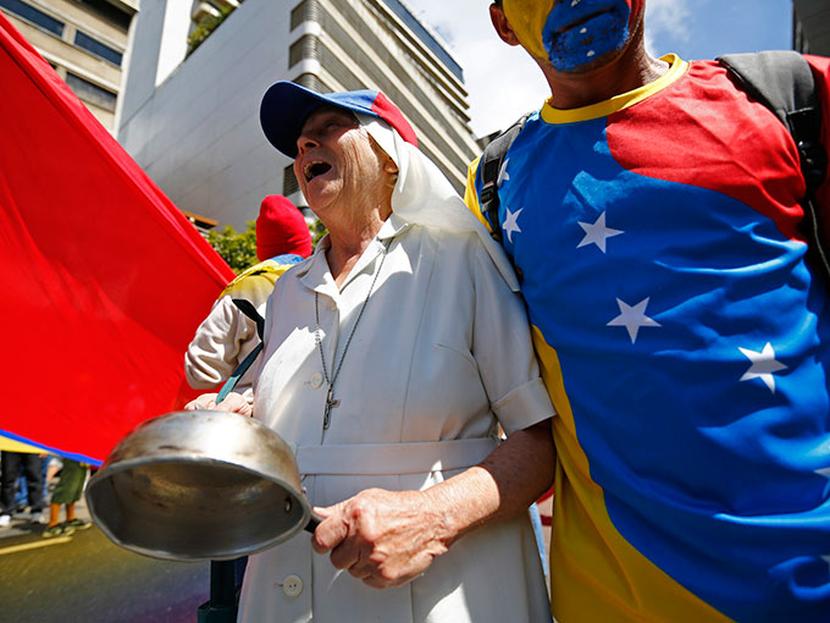 Entre algunas ollas vacías y carteles con que denunciaban la falta de alimentos básicos, cientos de opositores recorrieron algunas vías del este de la capital venezolana. Foto: Reuters