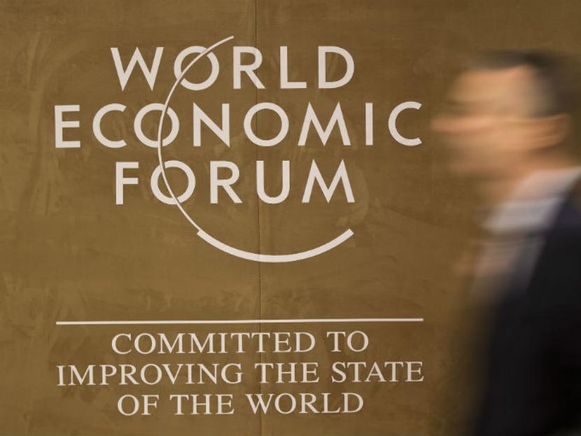 Logotipo del World Economic Forum y la sombra de una persona. 