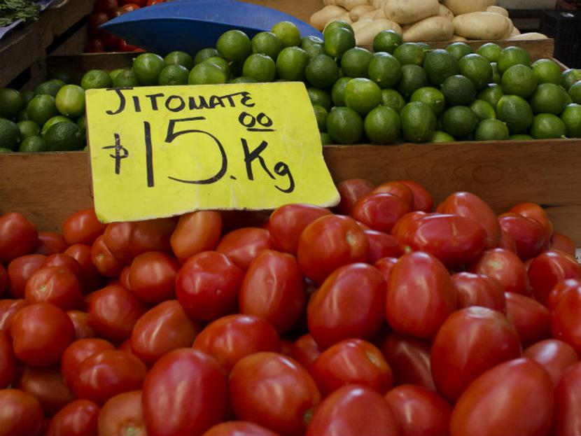 Productos agropecuarios como el jitomate, la cebolla y el tomate verde, que habían subido en meses recientes, registraron importantes bajas. Foto: Cuartoscuro