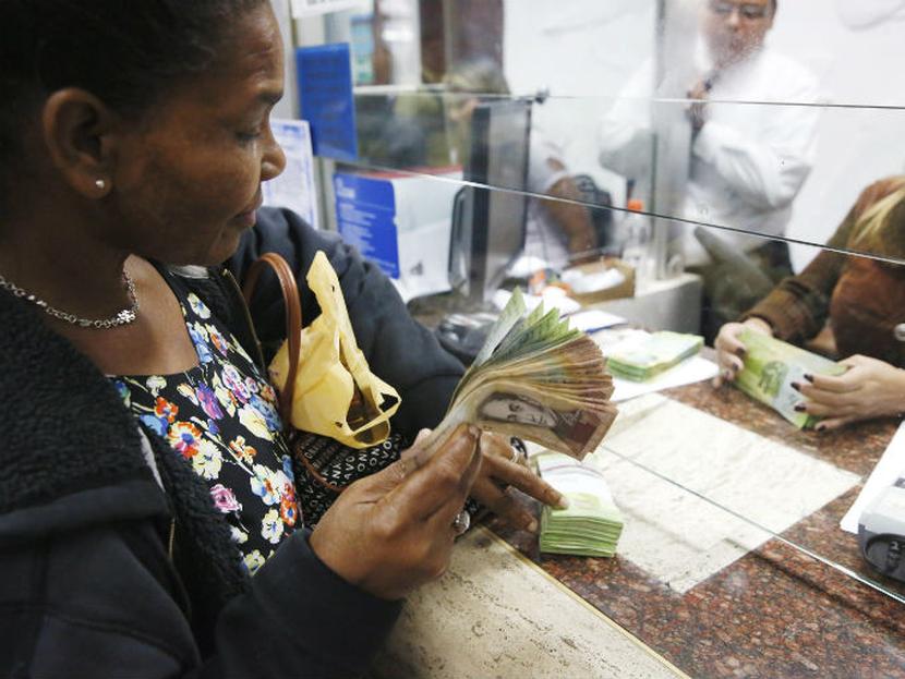 Los venezolanos acudieron el martes a comprar dólares en efectivo de manera legal por primera vez en 12 años. Foto: Reuters