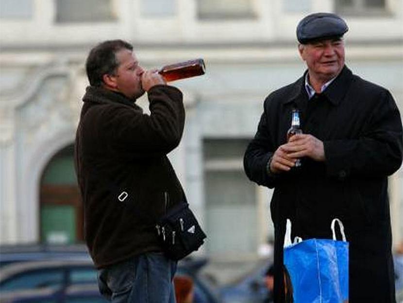 El consumo de alcohol sin restricción, tanto en calles como en lugares públicos, está permitido, principalmente en países europeos. Foto Archivo