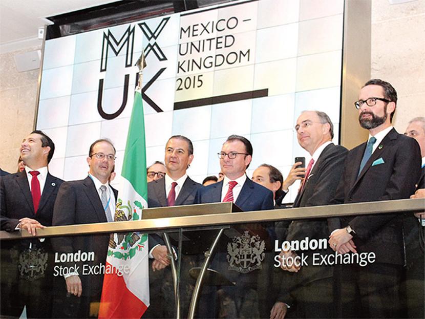 Luis Videgaray, secretario de Hacienda (al centro) estuvo acompañado por el embajador de México en Reino Unido, Diego Gómez Pickering (penúltimo), y diversos empresarios mexicanos. Foto: EFE
