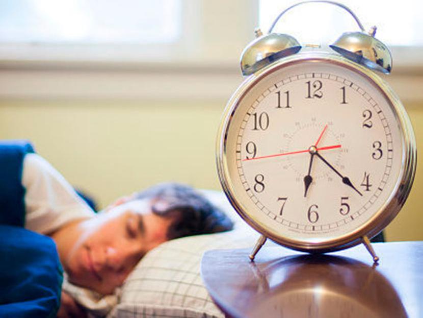 Tu necesidad de sueño no cambia de invierno a verano, por eso es esencial mantener un horario regular los siete días de la semana. Foto: Getty