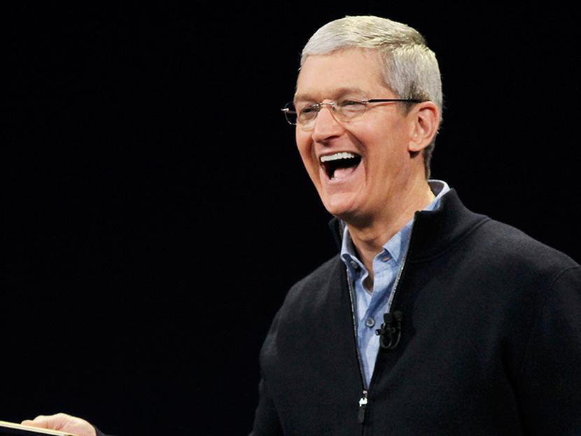 Fortune estimó la riqueza neta de Cook, basándose en las acciones que posee en Apple, en unos 120 millones de dólares. Foto: Reuters