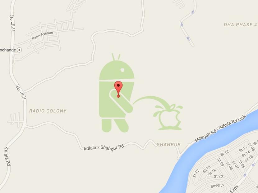Un robot de Android de la compañía de Mountain View orina sobre el lo de Apple. Foto: Google Maps