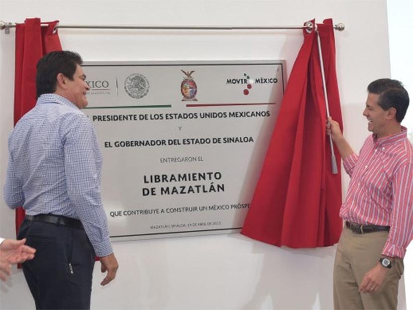 Durante la entrega del Libramiento de Mazatlán, en el estado de Sinaloa, sostuvo que México ahora está entre los diez países más atractivos para la inversión. Foto: Presidencia