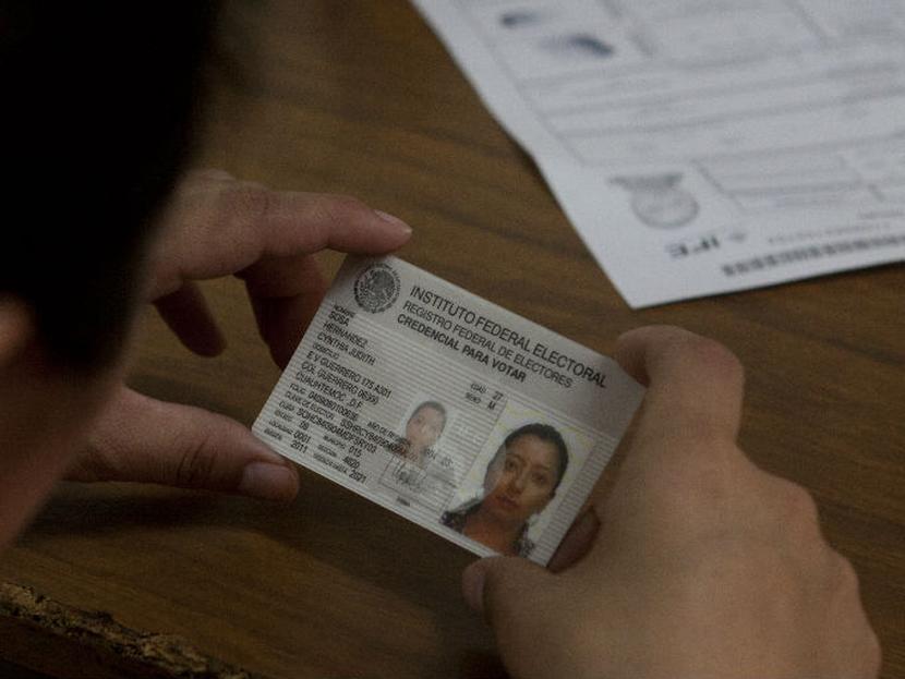La credencial de elector es un documento oficial que funciona como identificación para realizar diversos trámites, no sólo sirve para votar. Foto: Cuartoscuro.