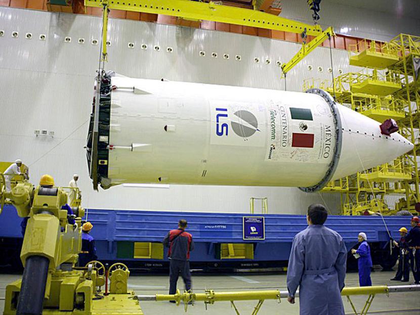Imagen de la preparación del lanzamiento del cohete Protón, el cual falló en el objetivo de poner en órbita al satélite Centenario hace una semana. Foto: Cuartoscuro