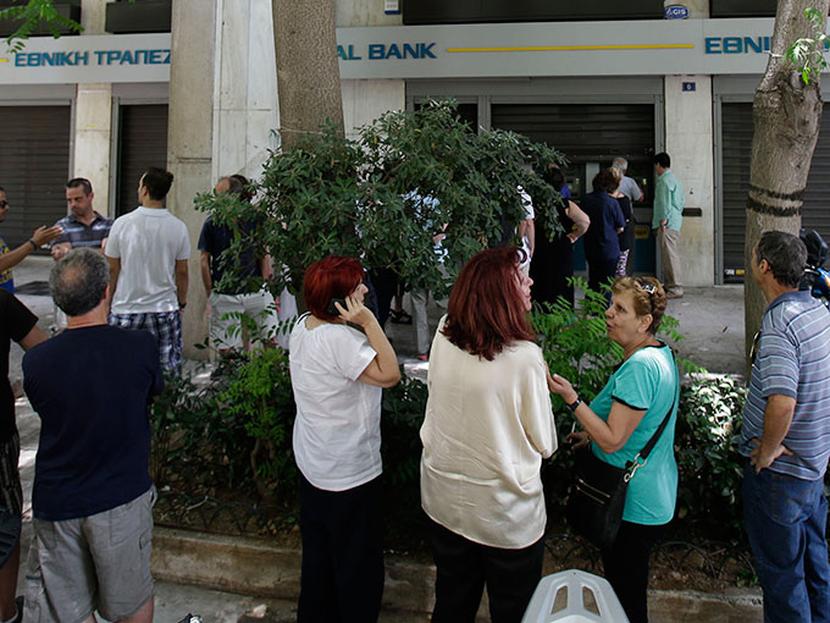 Durante todo el fin de semana se vieron filas de decenas de griegos ansiosos frente a cajeros automáticos. Foto: AP
