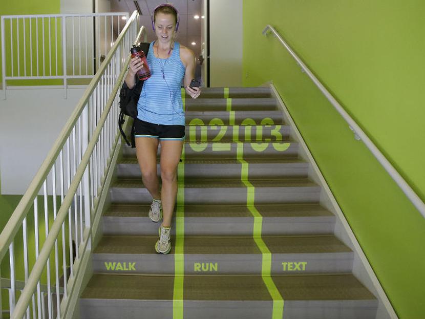 Los carriles pintados de verde neón en las escaleras de un gimnasio de la Universidad del Valle de Utah tienen la alegre intención de iluminar el espacio y atraer la atención de estudiantes. Foto: AP.