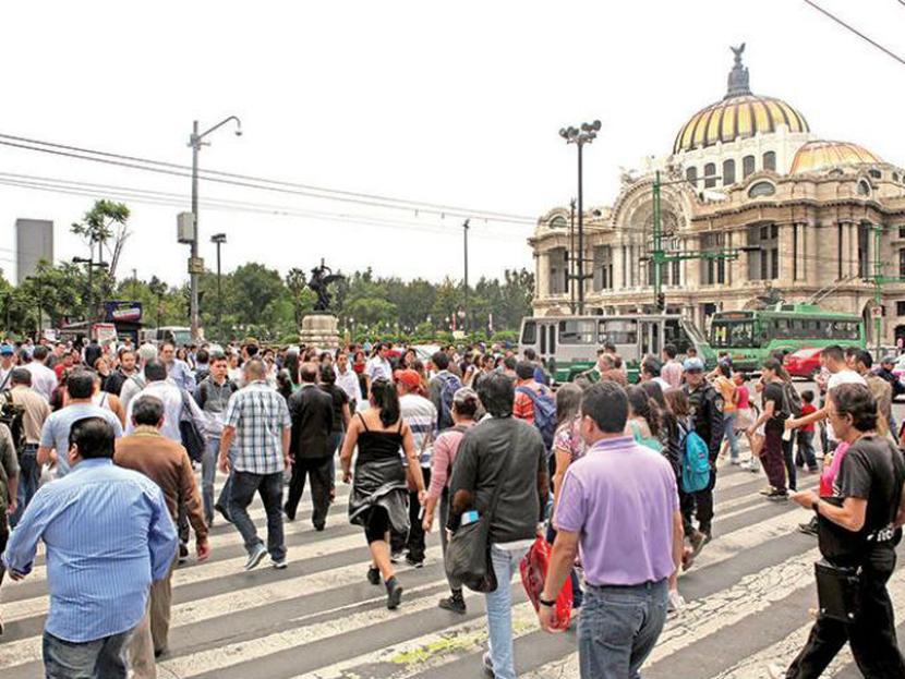 El paso peatonal de Eje Central y Francisco I. Madero, el más transitado de América Latina, se ha convertido en un polo de atracción para los carteristas. Foto: Excélsior