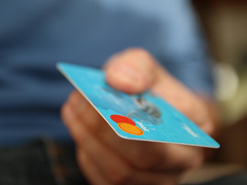 A diciembre de 2014, las tarjetas de crédito, los préstamos personales,  los préstamos de nómina y los créditos para automóviles y otros créditos al consumo conformaron 74% de los castigos brutos. Foto: Pixabay