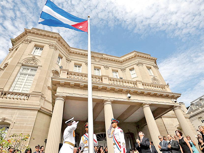 En la imagen, es izada la bandera de Cuba en la apertura de su embajada en Washington. En La Habana se reabrió la estadunidense.  Foto: The New York Times