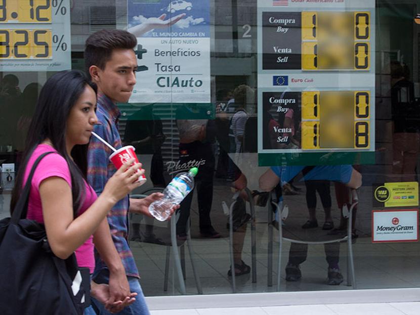 El dólar libre se vende en un máximo de 16.12 pesos en ventanillas bancarias de la Ciudad de México. Foto: Cuartoscuro