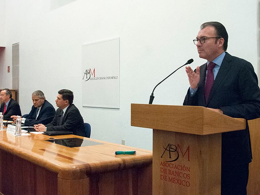 El secretario de Hacienda asistió a la conferencia del Comité de Dirección de la Asociación de Bancos de México, como testigo de la firma de un convenio para la subrogación de hipotecas. Foto: Cuartoscuro