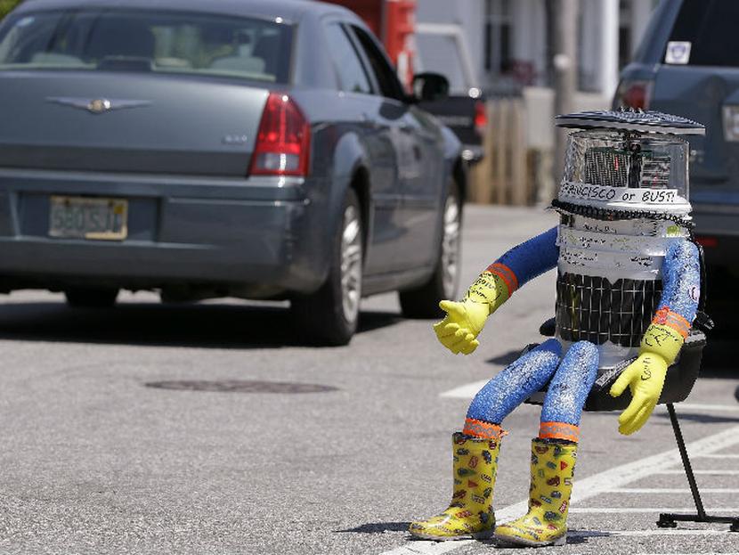 El robot fue diseñado para viajar en autoestop gracias a la amabilidad de los extraños y era capaz de dar datos curiosos y charlas limitadas. Foto: AP.