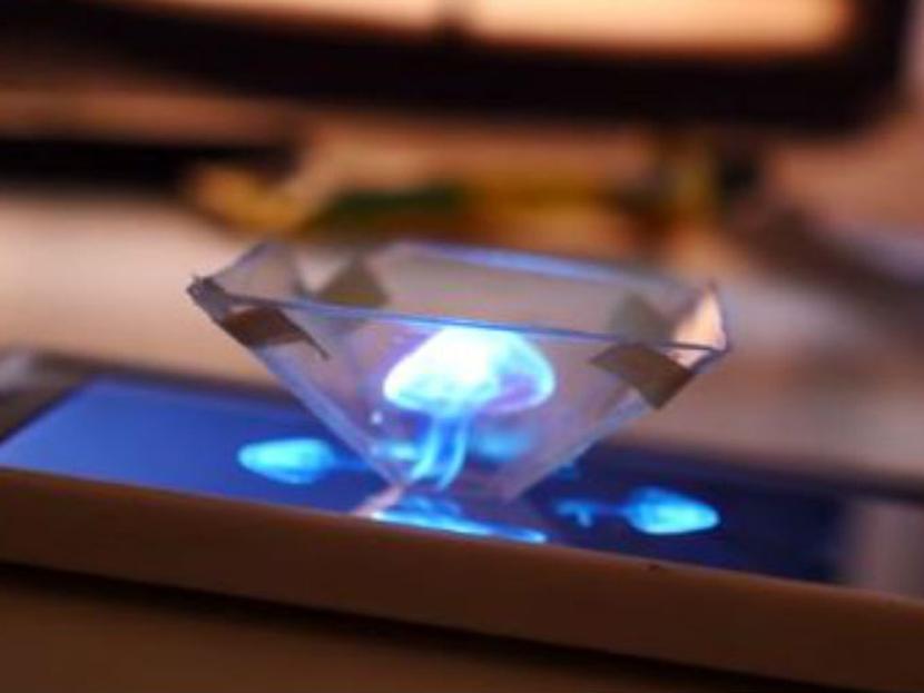 Los hologramas en 3D desde la pantalla del teléfono no están nada lejos de aparecer ante nuestros ojos, sólo es cuestión de creatividad y poner manos a la obra. Foto: YouTube.