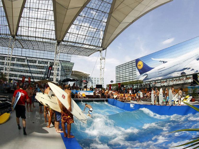 El aeropuerto de Munich en Alemania tiene una alberca de olas artificiales para que los viajeros pongan a prueba su habilidad para surfear. Foto: Reuters