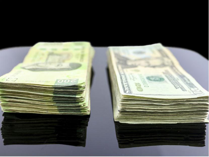 Barclays estima que el tipo de cambio cerrará el año en 17 pesos por dólar, afirmó Marco Oviedo. Foto: Thinkstock