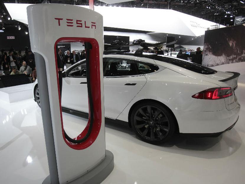 Las acciones del fabricante de automóviles eléctricos de lujo, que en febrero de 2013 se situaban en los 36 dólares, cerraron el viernes con un valor de 248,4 dólares. Foto: Reuters.