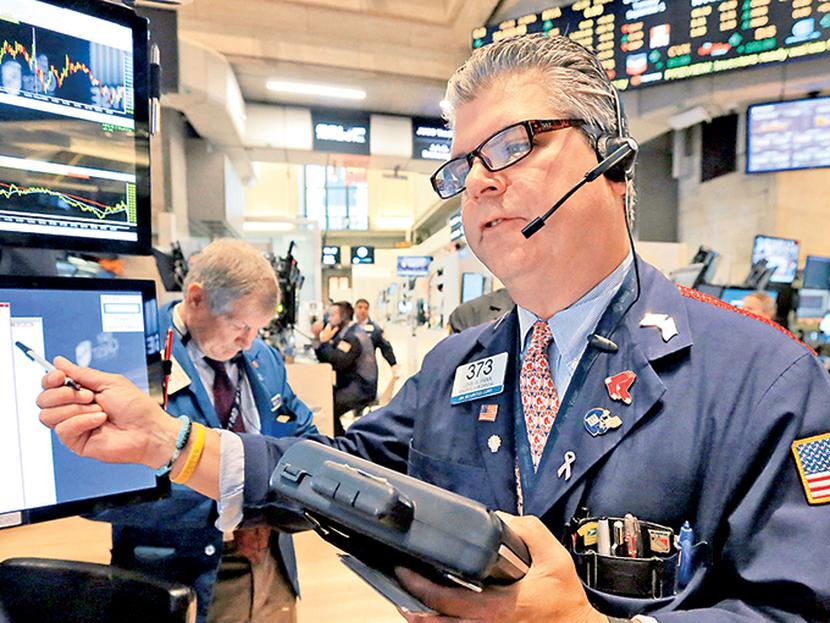En Wall Street, el índice Nasdaq perdió 2.94 por ciento para colocarse en cuatro mil 636.10 puntos, borrando las ganancias acumuladas en el año. Foto: AP/Fuente: Economática y Reuters