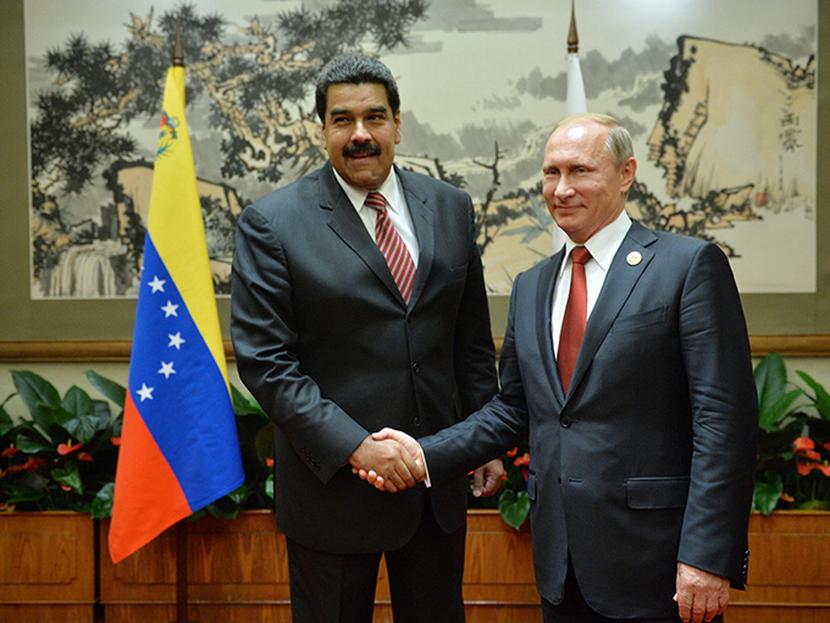 Moscú y Caracas deberían combinar sus esfuerzos para apuntalar los precios del crudo, dijo el jueves el presidente ruso, Vladimir Putin, a su homólogo venezolano, Nicolás Maduro. Foto: AP