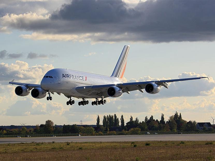 El A380 de Air France tiene capacidad para 516 pasajeros, emite dos veces menos ruido al despegue que un avión clásico, consume 20 por ciento menos de combustible que el A330. Foto Archivo