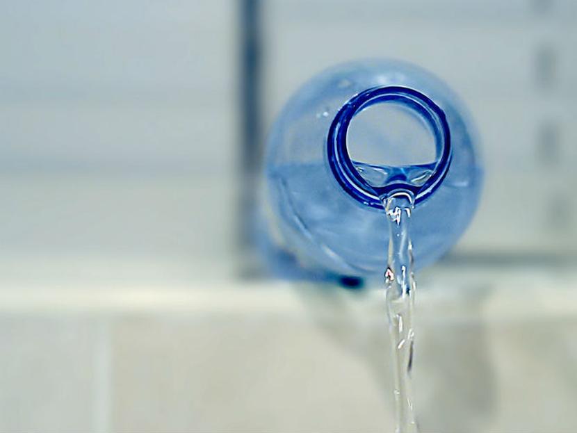 Recipientes de plástico rígido a base de policarbonato contienen el aditivo BPA o Bisfenol A. Foto: Flickr
